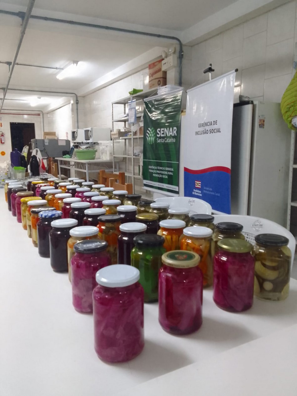 Usuários dos Cras participam de curso sobre conservas de frutas e hortaliças