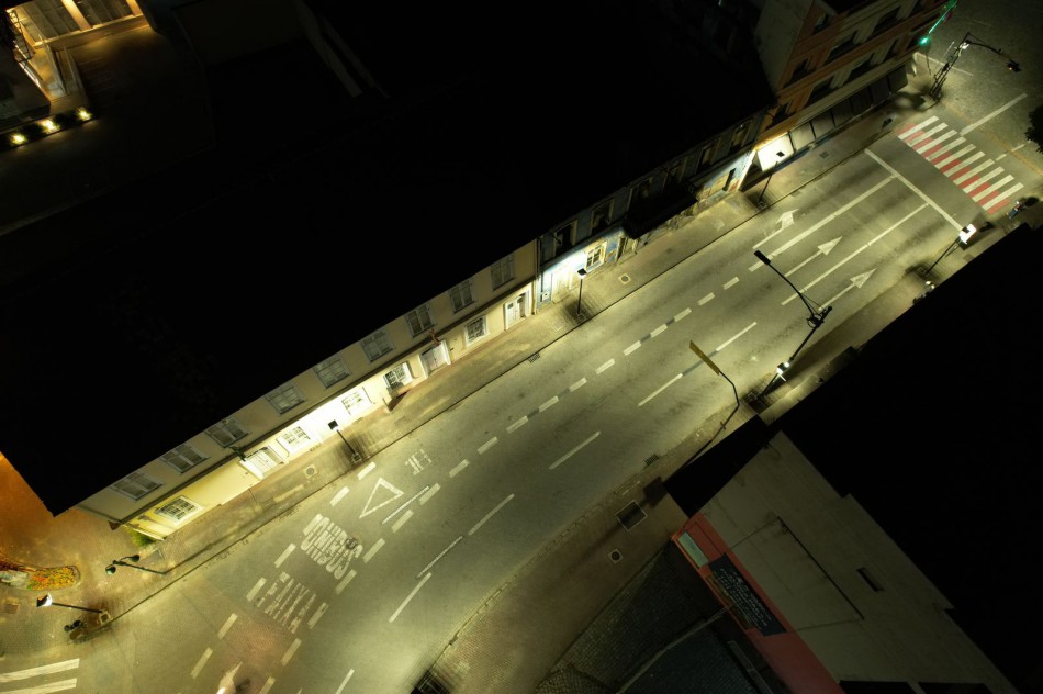 Obra de revitalização da iluminação pública atinge 40% do cronograma 