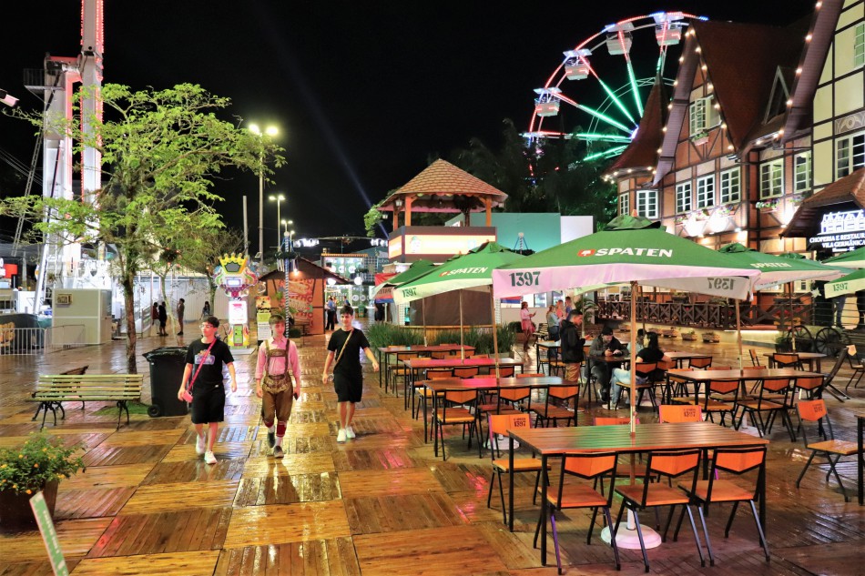 Com espaço ampliado, Oktoberfest Blumenau qualifica a experiência de quem visita a festa