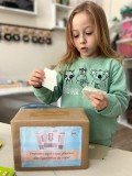 CEI Vereador Ewaldo Moritz mobiliza famílias para reciclar papel de figurinhas da Copa e transformar resíduo em solidariedade