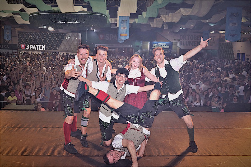 Oktoberfest Blumenau abre espaço para grupo de dança alemã que une elementos típicos com dança urbana