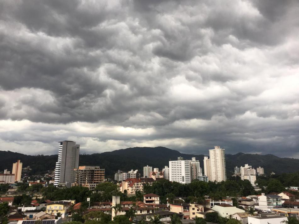 Defesa Civil de Blumenau orienta moradores sobre cuidados com trovoadas de verão