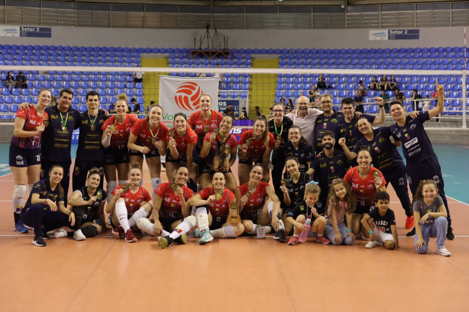 Bluvolei vence Brusque e conquista o título catarinense de forma invicta