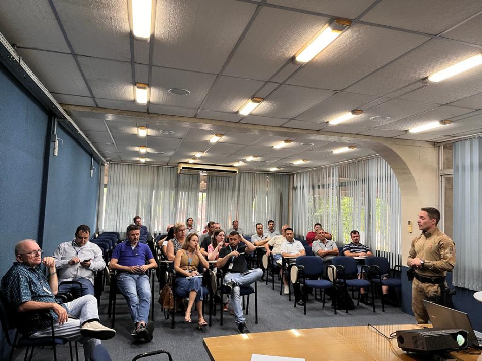 SMTT e PM retomam reuniões para instruções de segurança com operadores e funcionários dos terminais urbanos de Blumenau