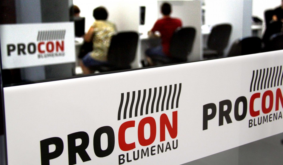 Procon de Blumenau recebe novo veículo para atendimento do Procon Móvel