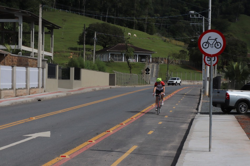 Prefeitura entrega obra de pavimentação da Rua Carlos Krueger