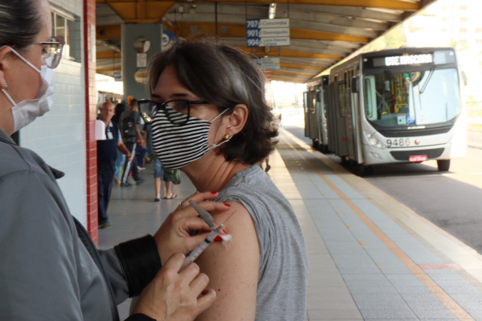 Blumenau aplicou mais de 1,1 mil vacinas nos terminais de ônibus da cidade