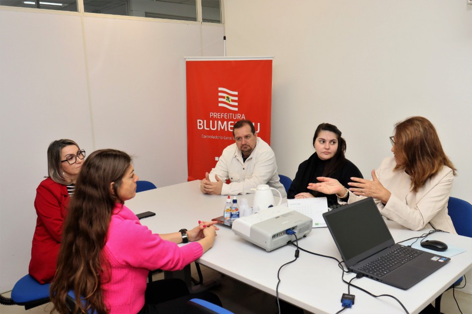 Blumenau recebe a visita da controladora-geral de Rio Negro para troca de experiências