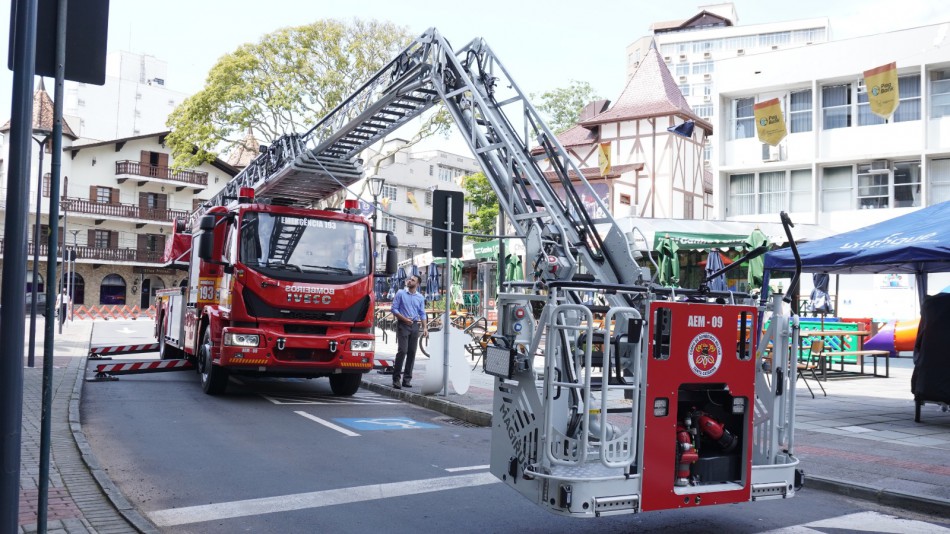 Nova viatura dos Bombeiros com auto escada mecânica é entregue a Blumenau