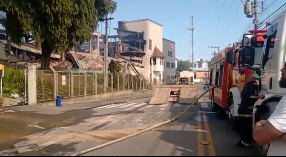 Defesa Civil segue monitorando situação da área afetada por incêndio de grande proporção em empresas no Salto do Norte 