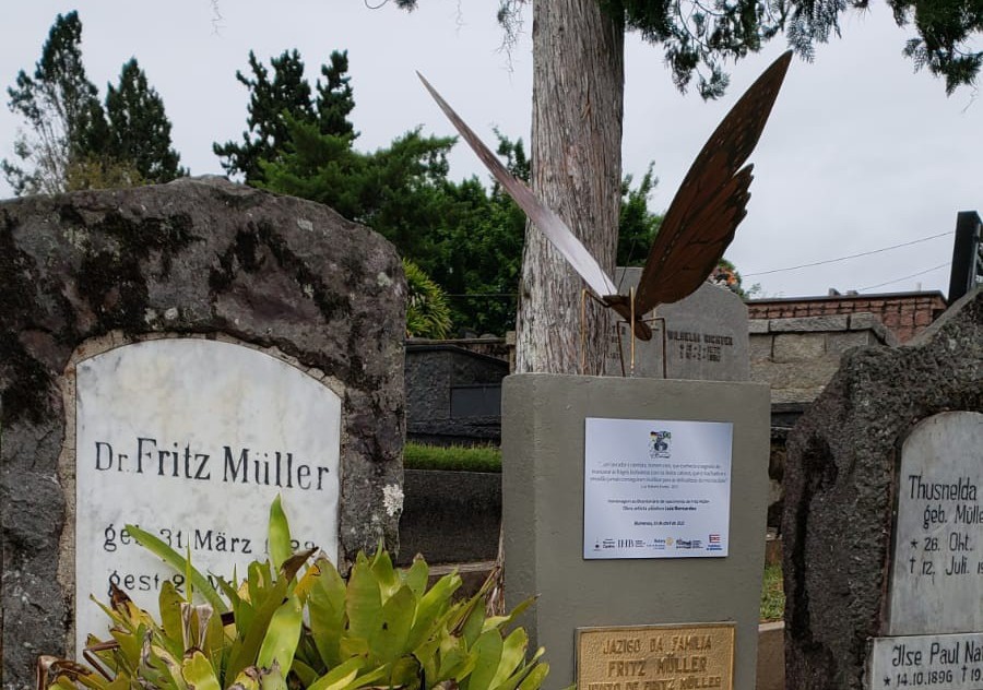 Jazigo da Família Müller recebe flores