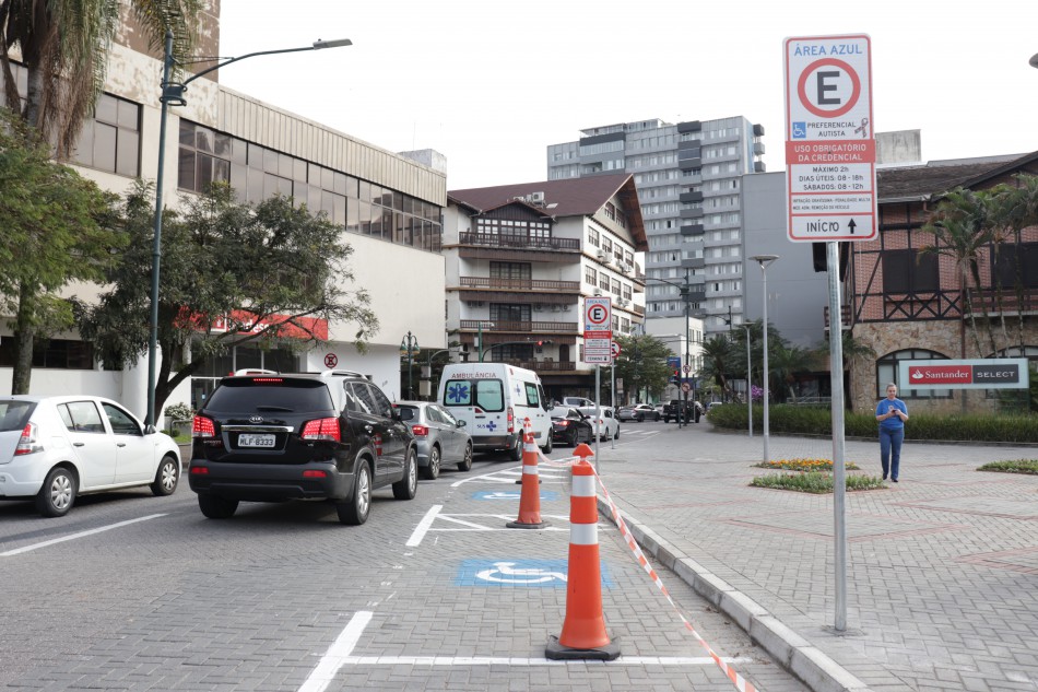 Blumenau implanta vagas de estacionamento preferenciais para autistas
