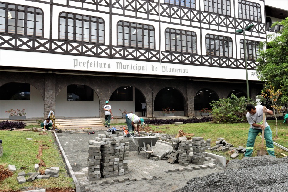 Trecho das calçadas da Praça Victor Konder ganha novos pavers 