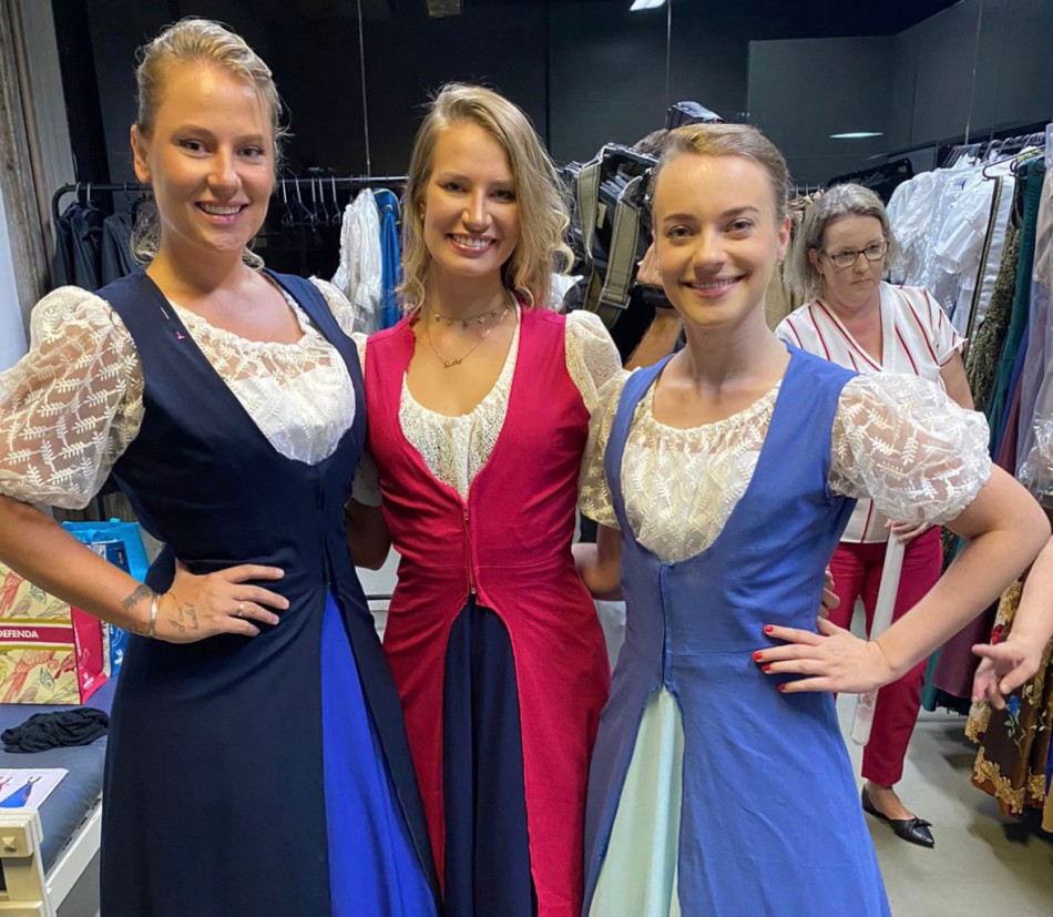 Realeza da 37ª Oktoberfest Blumenau faz a primeira prova do traje oficial para a festa