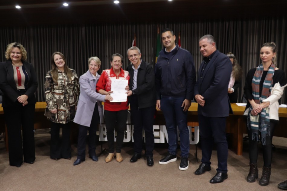 Prefeitura entrega escrituras para famílias do Horto Florestal