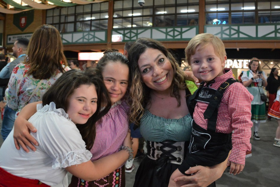 Oktoberfest Blumenau também é festa da inclusão social 