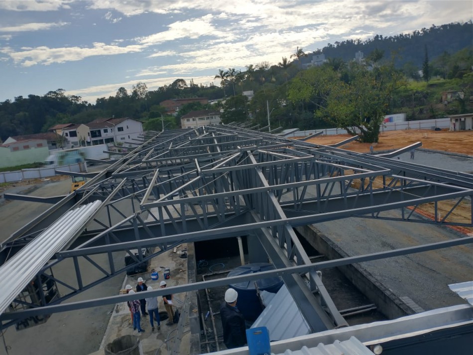 Trabalhos no Terminal Oeste avançam com a montagem da cobertura 