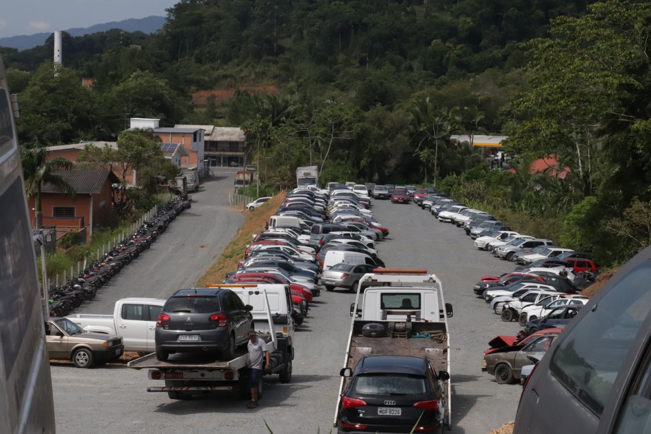SMTT faz leilão de veículos retirados de circulação em Blumenau