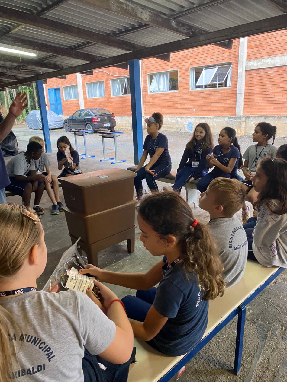PES promove oficina de compostagem para estudantes da EBM Anita Garibaldi