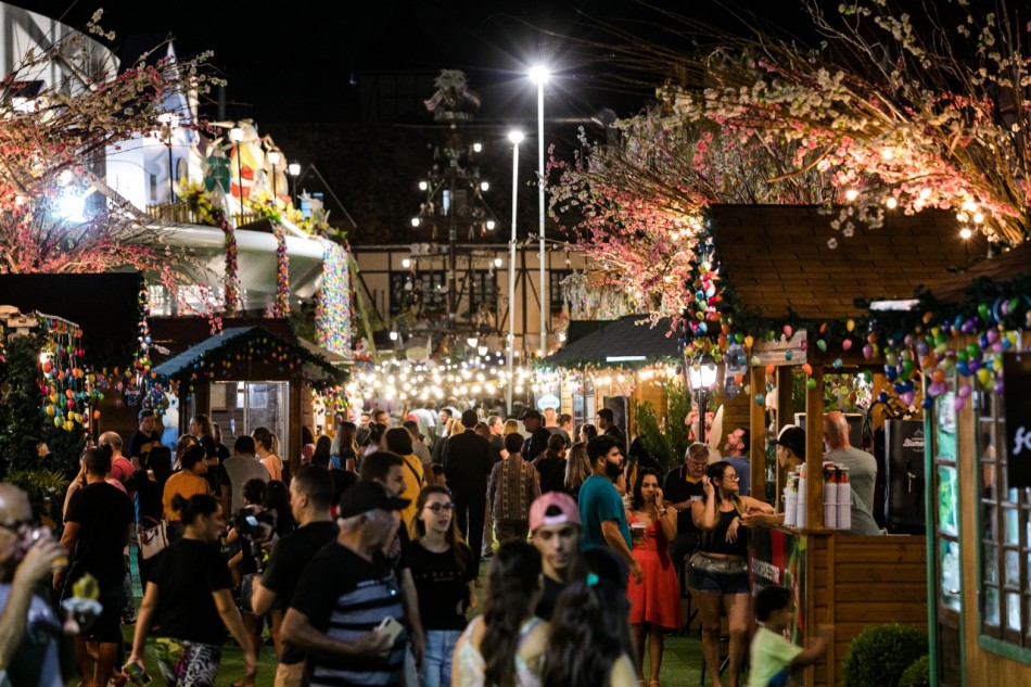 Abertura da Páscoa em Blumenau encanta público presente na noite desta segunda, dia 28