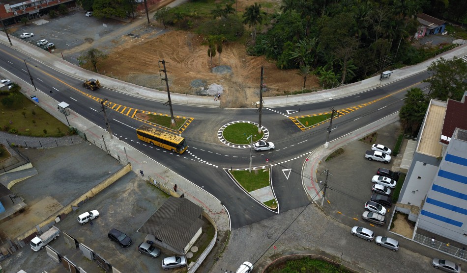 Primeira das rotatórias na Rua Bahia já está implantada e sinalizada 