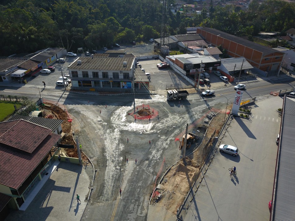 Rotatória no bairro Progresso segue em implantação 