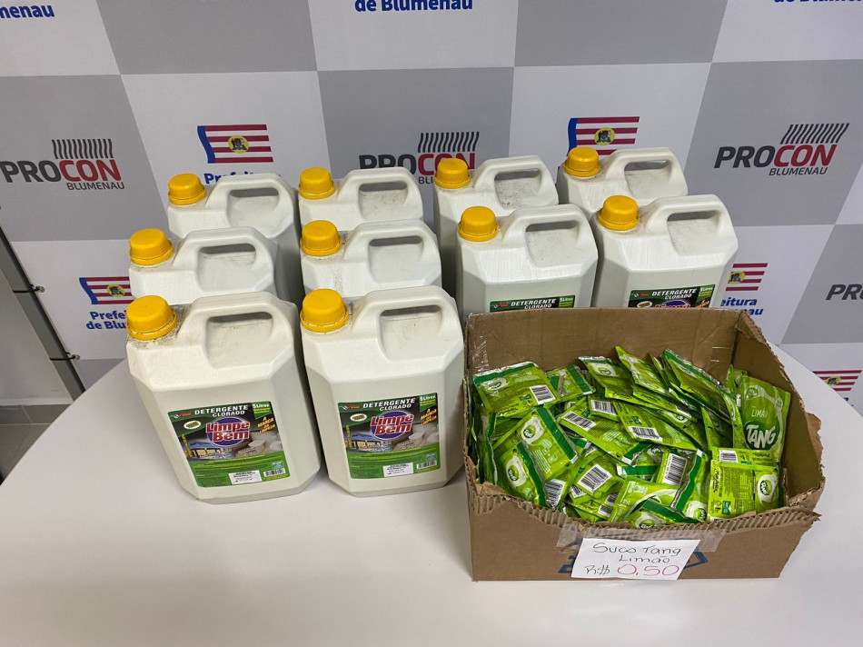 Procon de Blumenau fiscaliza prazo de validade de produtos comercializados nas Redes Fifos