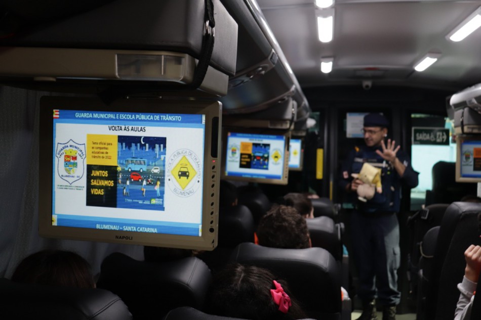 Escola Pública de Trânsito leva ônibus cinema e Maio Amarelo às escolas de Blumenau