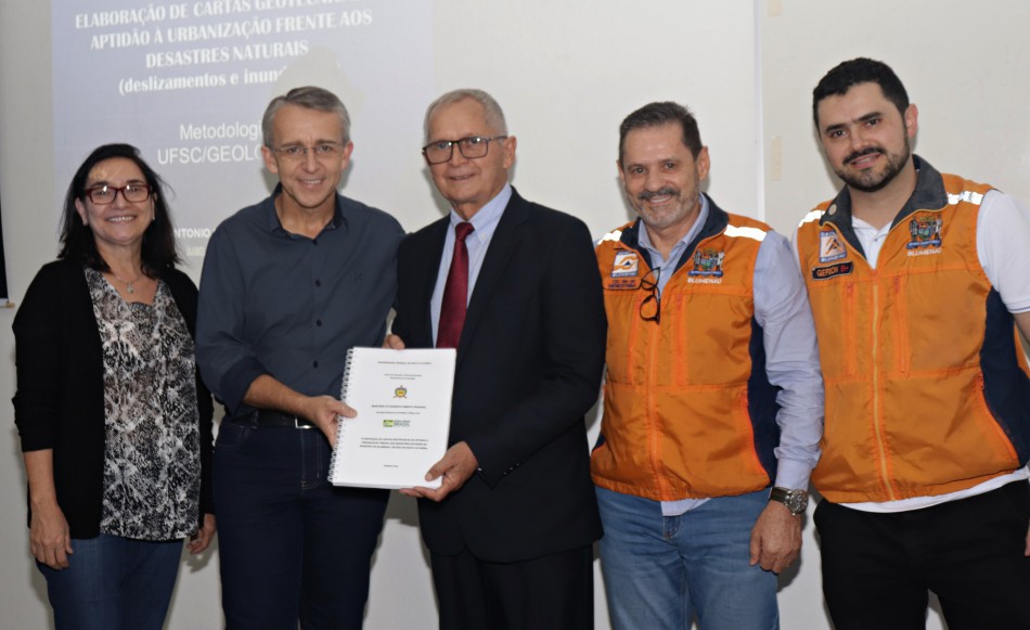 Defesa Civil de Blumenau recebe da UFSC Carta Geotécnica de Aptidão à Urbanização