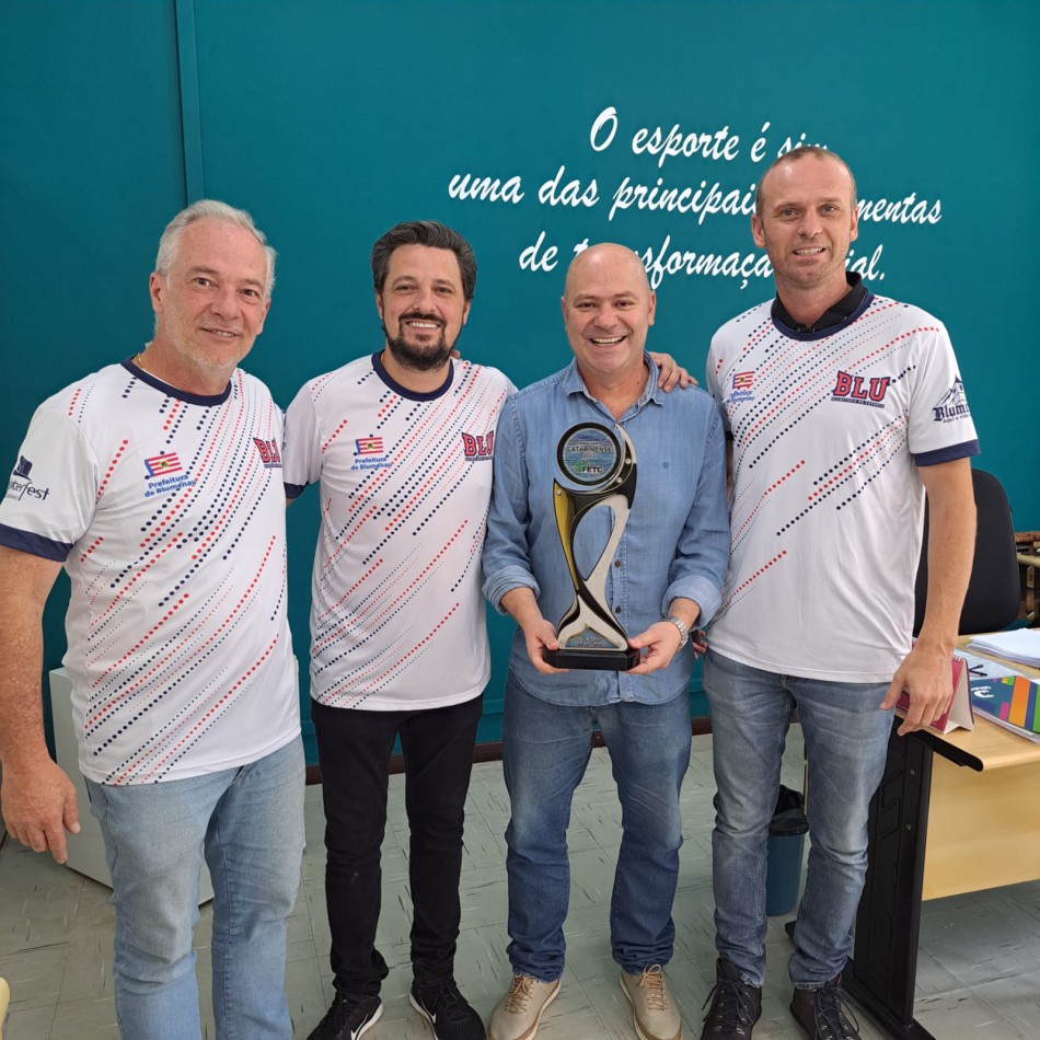 Equipe Blumenauense de Tiro ao Prato faz entrega simbólica de troféu ao secretário de Esportes, Egidio Beckhauser