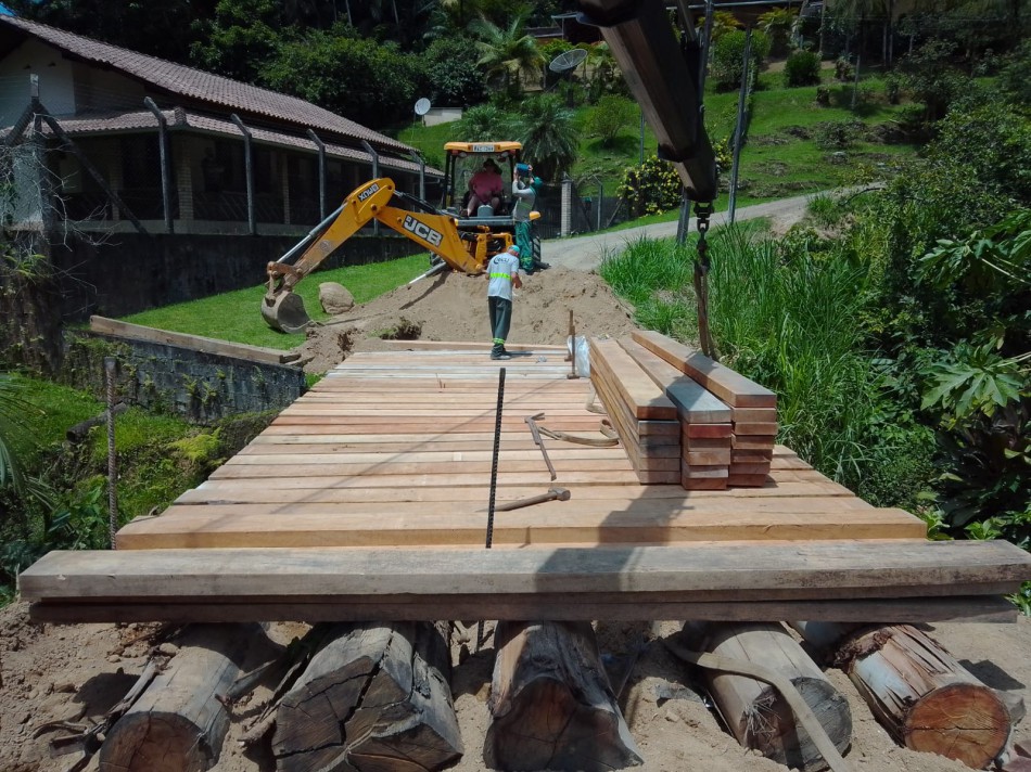 Pontes de madeira no Distrito da Vila Itoupava recebem manutenção 
