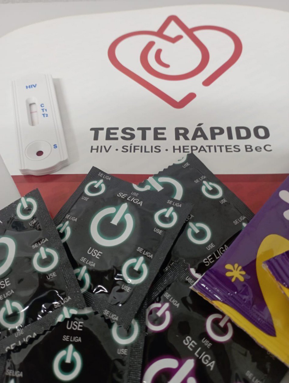 Entrega de kits para a prevenção ao HIV marca o início do "Dezembro Vermelho" no município