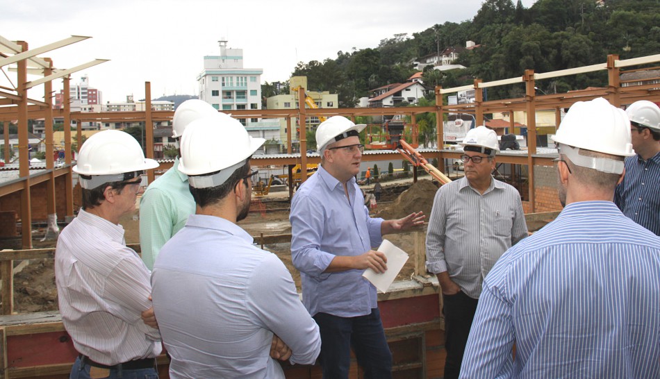 Entidades de Blumenau visitam obra do Eisenbahn Biergarten