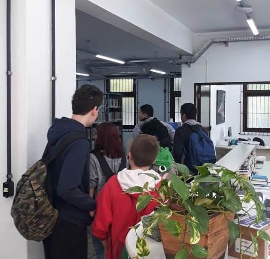 Biblioteca Dr. Fritz Müller recebe alunos da Escola Bruno Hoeltgebaum