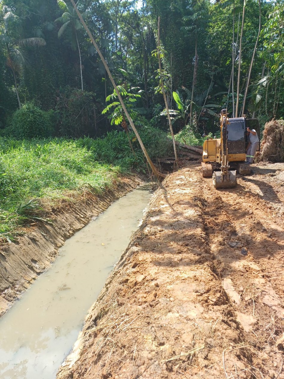 Seurb realiza serviço de limpeza em margem de ribeirões em diversas regiões da cidade