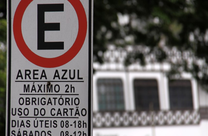Novo sistema de Área Azul começa a ser implantado em Blumenau