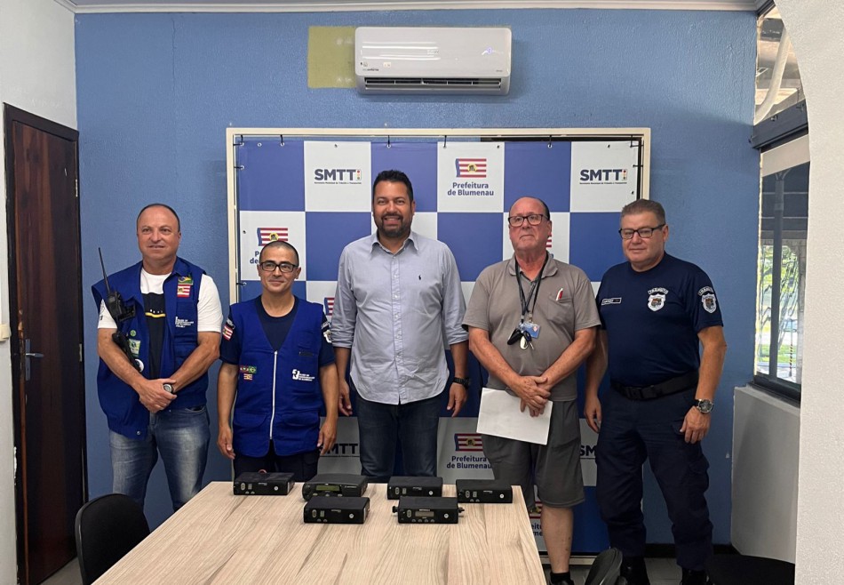 SMTT faz doação de rádios para Clube de Radioamadores de Blumenau