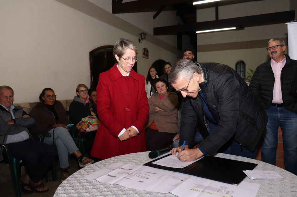 Praça na Água Verde tem ordem de serviço assinada pelo prefeito