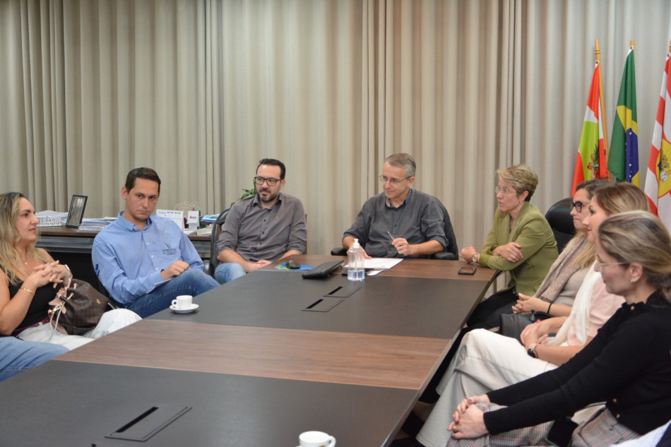 Prefeito assina ordem de serviço para nova praça na Rua Max Hering