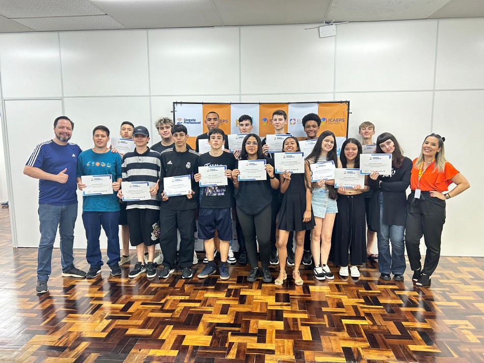 Centro de Treinamento Profissional no Garcia forma primeira turma de informática