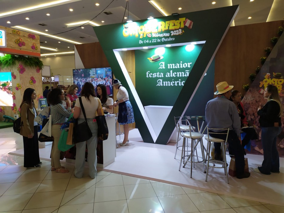 Estande próprio evidencia os grandes eventos de Blumenau no Festival das Cataratas