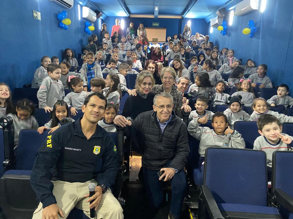 Visita à carreta cinema marca início do Projeto Educar PRF nas escolas de Blumenau