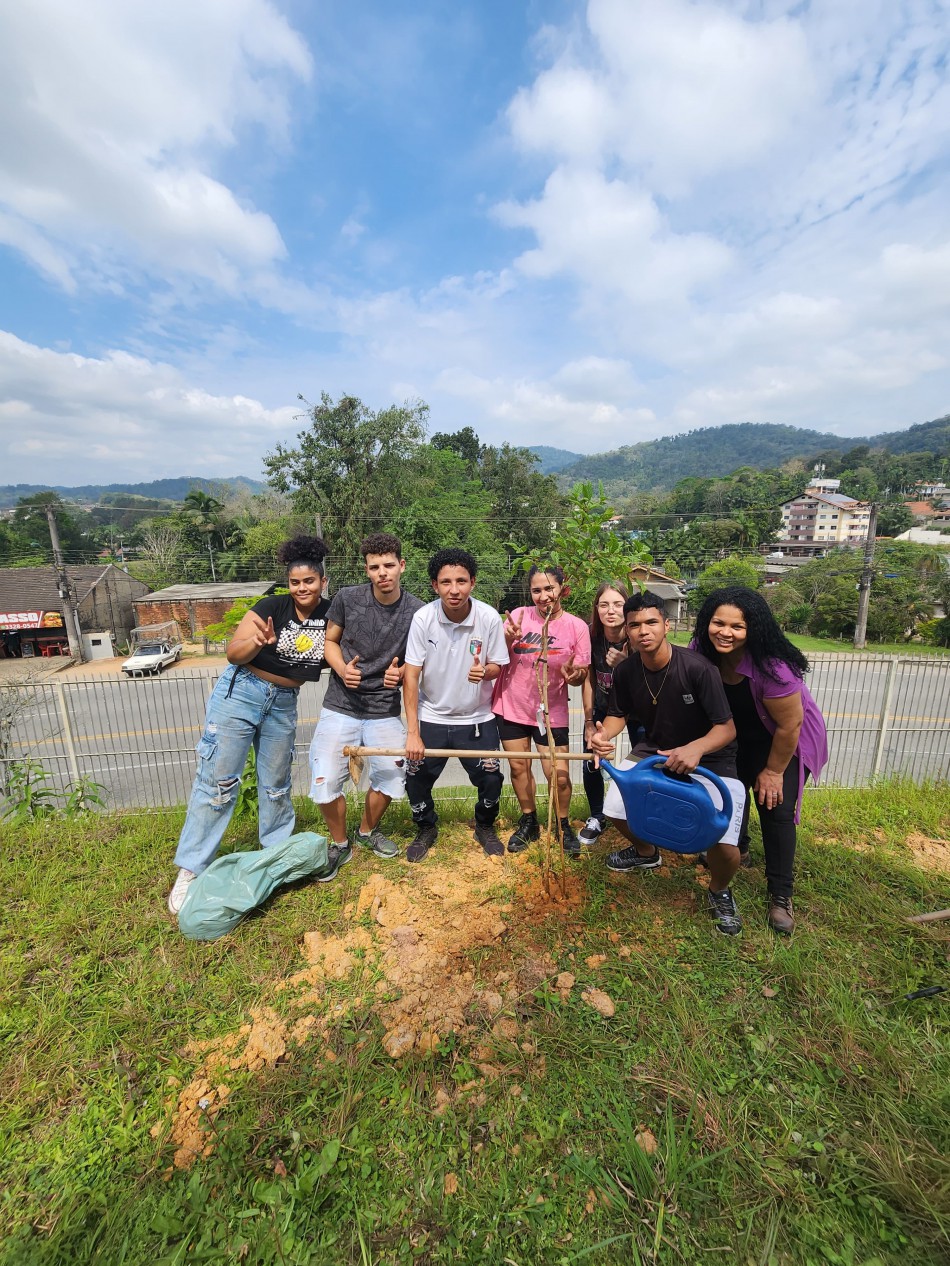Semmas faz plantio de 20 árvores nativas em frente à Escola de Educação Básica Carlos Techentin