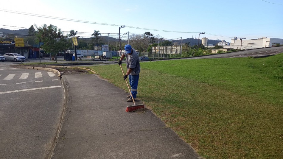 Prefeitura promove ação de limpeza em comunidade da Fortaleza
