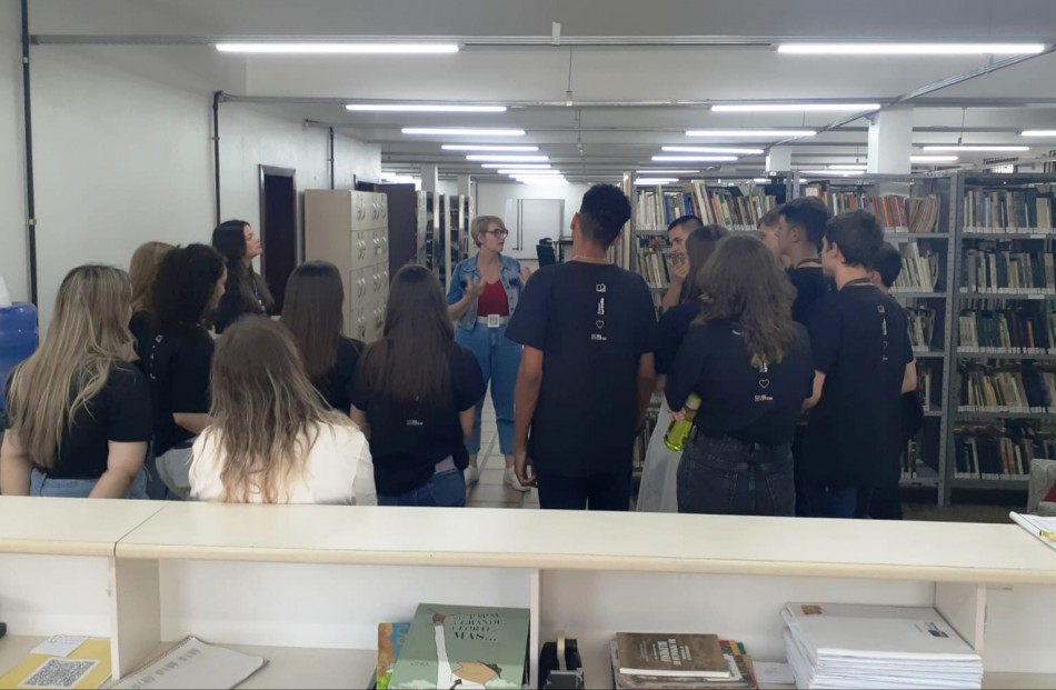 Biblioteca Municipal Fritz Müller recebe jovens aprendizes