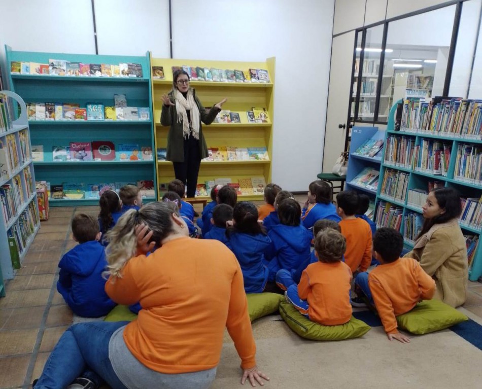 Crianças participam da "Hora da Leitura"