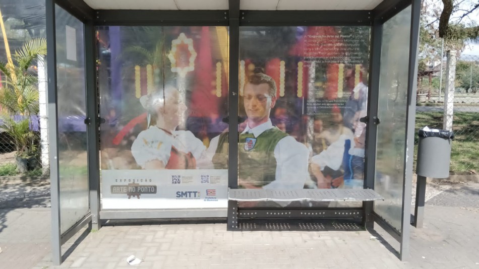 Exposição "Arte no ponto" leva cultura e tradição aos pontos de ônibus de Blumenau