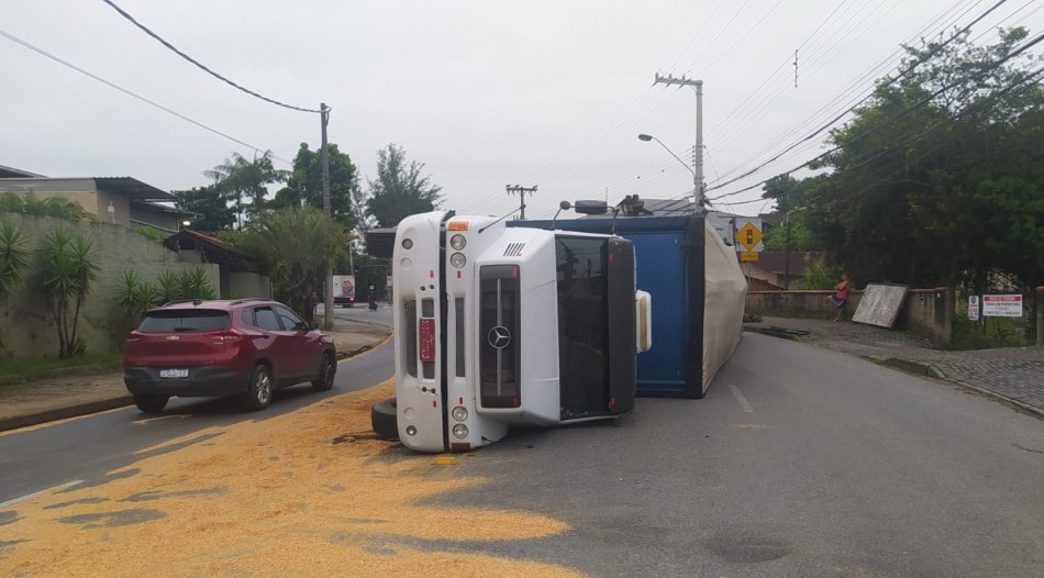 Parte do trânsito da Rua Bahia fica no sistema siga e pare