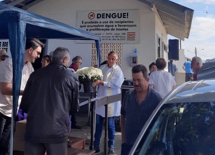 Agentes de endemia orientam a população em cemitérios durante o Feriado de Finados