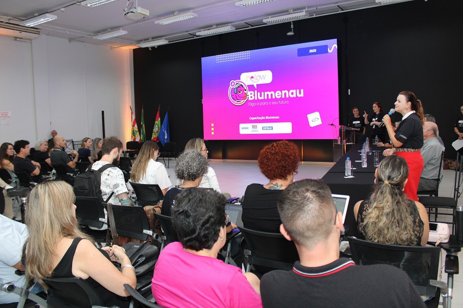 Formatura do Hellow Blumenau celebra a inclusão e o futuro tecnológico para adolescentes de escolas municipais